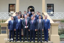 河内市委副书记、市人民议会主席阮玉俊一行与新南威尔士州参议院副议长罗德尼合影。