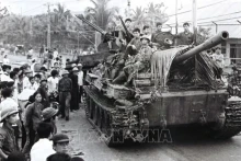 1975年4月2日，解放军坦克进入解放庆和省。（图片来源：越通社）