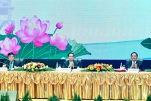 越南政府总理范明正与老挝总理宋赛·西潘敦共同主持越老投资合作会议。（青江 摄）