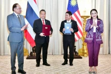 马来西亚总理安瓦尔·易卜拉欣与泰国总理佩通坦·钦那瓦见证两国合作协议签署仪式。