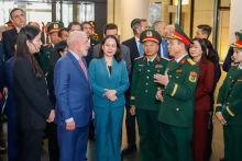 巴西总统卢拉参观越南军事历史博物馆。