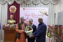 孟加拉国共产党总书记沙阿·阿拉姆参加由越南驻孟加拉国大使馆举行的“2025年家乡之春”活动。（图片来源：越通社）