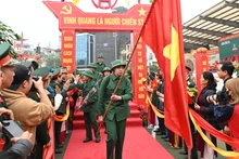 首都河内举行2025年入伍新兵交接仪式。世代 摄
