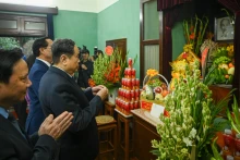 越南女国会主席陈青敏在67号故居敬香缅怀胡志明主席。