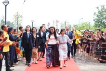 越南政府总理夫人和日本首相夫人参观越南各民族文化旅游村。
