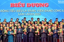 国会主席陈青敏出席先锋工人榜样表彰大会【组图】