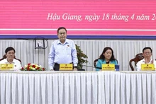 越南国会主席陈青敏会见选民。