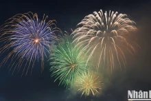 烟花绽放在胡志明市的夜空。