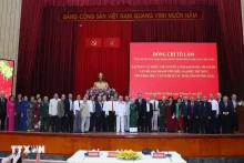 越共中央总书记苏林会见了原党和国家领导人、模范老干部、知识分子和文艺界人士等代表。