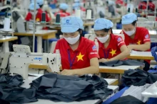 越南纺织服装集团旗下10号服装总公司正在缝制出口服装。（黄英摄）