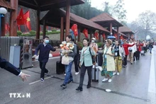 在谅山友谊口岸入境越南的中国游客团。（图片来源：越通社）