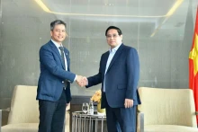 越南政府总理范明正会见泰国龙山石油化工有限公司总经理库拉切特·达拉昌德拉。