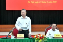 越共中央总书记苏林与中央组织部召开会议。