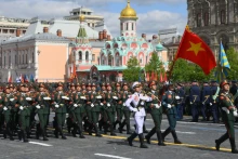 越南人民军仪仗队英姿飒爽亮相红场阅兵式。