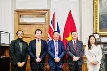越南驻英国大使杜明雄一行与英国贸易政策国务大臣道格拉斯·亚历山大合影。（图片来源：越通社）