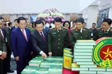 与会代表参观书展。