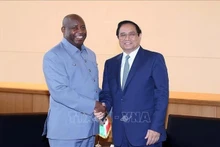 越南政府总理范明正在美国纽约出席联合国大会第78届会议高级别周期间会见了布隆迪总统埃瓦里斯特·恩达伊施米耶。（图片来源：越通社）