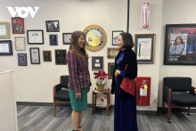 越南国会副主席阮氏清会见加利福尼亚州财政部长马世云。