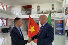 越南驻阿尔及利亚大使陈国庆与GBRS公司总经理握手。