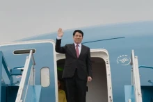越南国家主席梁强启程对老挝进行国事访问。