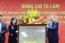 越共中央总书记苏林前往卫生部总部，致以医师节祝福。