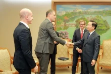 越南政府副总理陈红河会见法国战略金属和矿物部际代表。