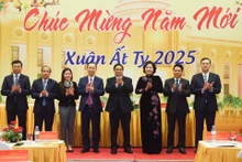 越南政府总理范明正向国家银行全体员工拜年。