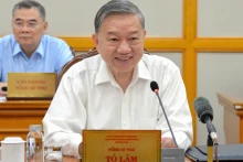 苏林总书记主持会议。