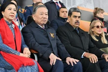 越共中央总书记苏林和夫人出席了红场阅兵式。