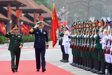 越南国防部部长潘文江大将同中国国防部部长董军上将检阅仪仗队。（图片来源：青年报）