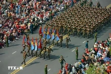 纪念南方解放、国家统一50周年庆典暨阅兵和群众游行活动隆重举行。