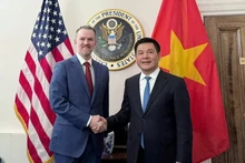 越南工贸部部长阮鸿延与美国贸易代表杰米森·格里尔。
