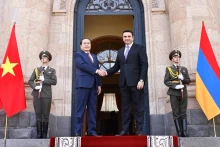 亚美尼亚议会议长阿伦·西蒙扬在国会大厦欢迎越南国会主席陈青敏来访。