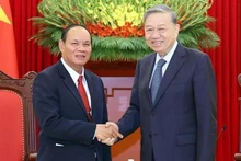 越共中央总书记苏林会见老挝公安部部长维莱·拉坎丰大将。