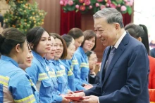 苏林总书记向劳动者送压岁钱。