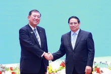 政府总理范明正与日本首相石破茂出席越日战略产业合作论坛。