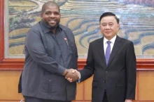 越共中央书记处常务书记陈锦绣与莫桑比克解放阵线党总书记查基尔·阿布巴卡尔举行会谈。