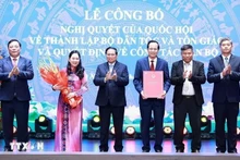 越南政府总理范明正出席国会关于民族与宗教部成立、民族与宗教部干部工作部署的决议公布仪式。（图片来源：越通社）