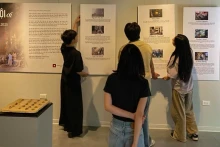 展览汇聚了九位来自国内外摄影师的作品。