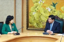 越南政府副总理阮志勇中国广东省深圳大学中国经济特区研究中心（CCSEZR）主任陶一桃交换意见。