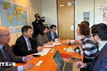 财政部副部长胡士雄与法国经济财政部国库总司长玛格丽·塞萨娜举行座谈。