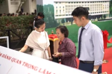 观众在“决战区”，通过扫描二维码访问每场战役对应的在线版本和互动沙盘。