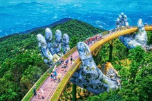 岘港市巴拿山金桥。