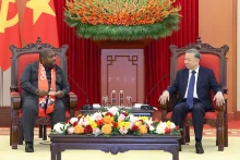 苏林总书记与莫桑比克解放阵线党总书记会晤。