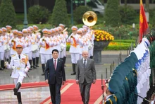越南国家主席梁强同巴西总统路易斯·伊纳西奥·卢拉·达席尔瓦会谈前共同检阅仪仗队。