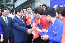 政府总理范明正和参加“全国创新与数字化转型竞赛”运动启动仪式的青年团员。
