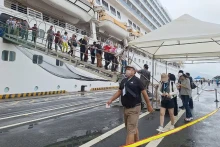游轮游客停靠岘港市仙沙港。（秋河 摄）