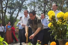 政府总理范明正上香缅怀英烈。