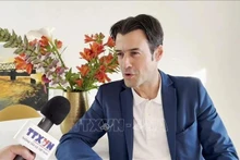 法国历史学家皮埃尔·朱尔努（Pierre Journoud）接受越通社记者采访。（图片来源：越通社）