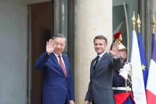 当地时间2024年10月7日上午，法国总统埃马纽埃尔·马克龙举行隆重仪式，欢迎越共中央总书记、国家主席苏林访法。(阮宏 摄）